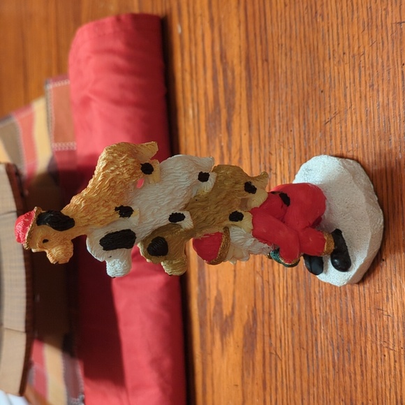 Figurines featuring Santa with 3 dogs - Picture 2 of 5